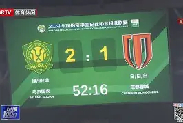 热门球队遭遇劲敌,艰难赢得比赛